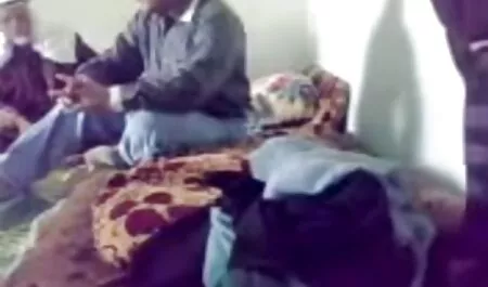 若い赤毛の女の子が広がり、彼女の手を使ってコックをけいれん 女 と セックス 動画
