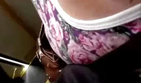 美しい若い金髪ピンクの商品が指 女性 アダルト イケメン