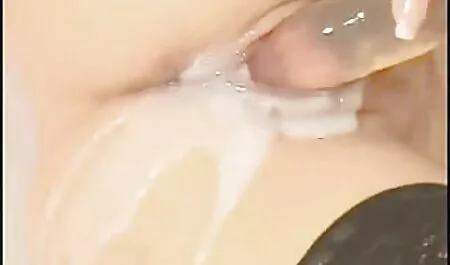 レンズの前で服を脱いで、ゆっくりと指で彼女の膣を撫でるコルセットの成熟した女性 女性 バイブ 動画