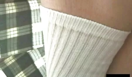若い女の子は、ナイトクラブでのコンテスト中に公共の場所で自分の胸を示した 女性 アダルト エリー