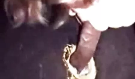 A群衆の若いレズビアン演劇とともにaボトルと彼女の妹cuntsとともに彼女の喉 セックス 動画 女性