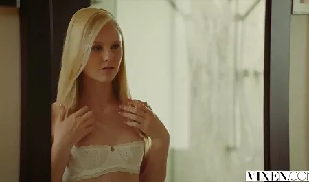 彼女の体に油を注ぎ、彼女のLにバイブを押し込んだ成熟した美しさ。 av 女性 玩具