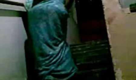 愛人はソファの上にストラップによって若いブロンドの女性を平手打ちし、右の猫を彼女 av 動画 女性