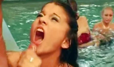 ラティーナ気まぐれな若い吸いますお互いのコックを通して穴の壁 セックス 無料 女性