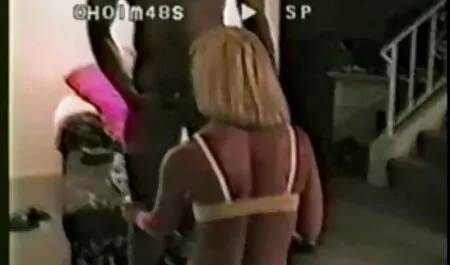 ブロンド吸いとけいれんaコックとともに彼女の手で見越してのaショット 女性 動画 激しい