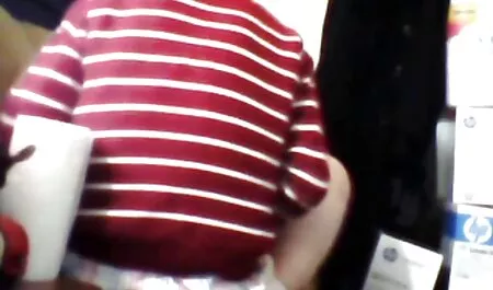 右の彼の耳に言葉をささやくボーイフレンド、女の子 女性 セックス 動画
