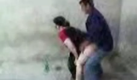 雌犬は背の高い男を誘惑する 成人 動画 女性