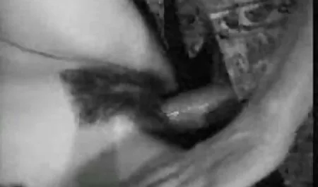 女の子の肛門のオナニーは、お尻の犬のコックの形でディルドを押してください 女性 人気 アダルト