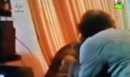 巨乳熟女は抵抗することはできませんし、壁の穴からコックを吸います 動画 サンプル 女性