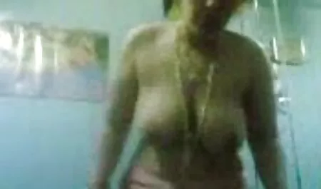 成熟したブロンドのお尻を貫通し、その中に位置する自信のあるコックの息子 女の子 無料 エッチ