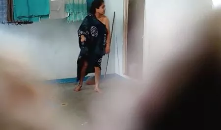 成熟した赤毛の女性とメガネの服を脱ぎ、再生を開始します セックス 動画 女 向け