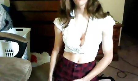 男は成熟したポルノスターの肛門に油を注ぎ、お尻で彼女を犯した エッチ 動画 女性