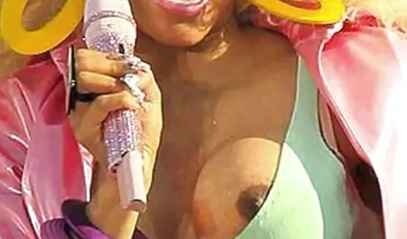 ポルノモデルはベッドの男に満足しています 女性 の 好き な エロ 動画